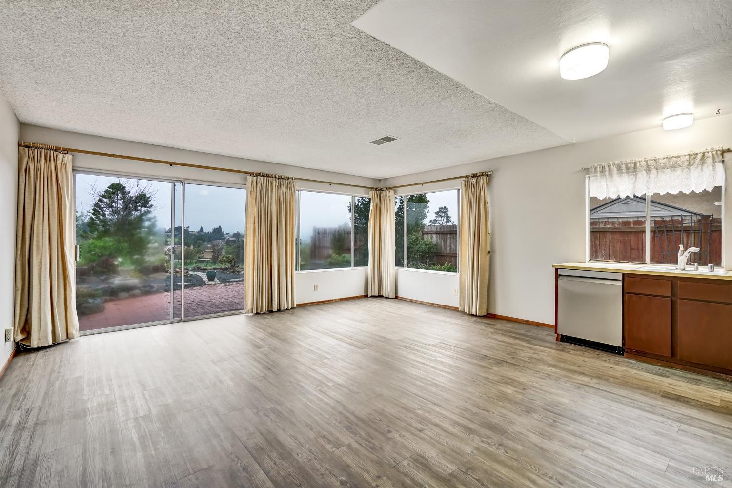 Detail Gallery Image 11 of 41 For 97 Carlisle Way, Benicia,  CA 94510 - 4 Beds | 3 Baths