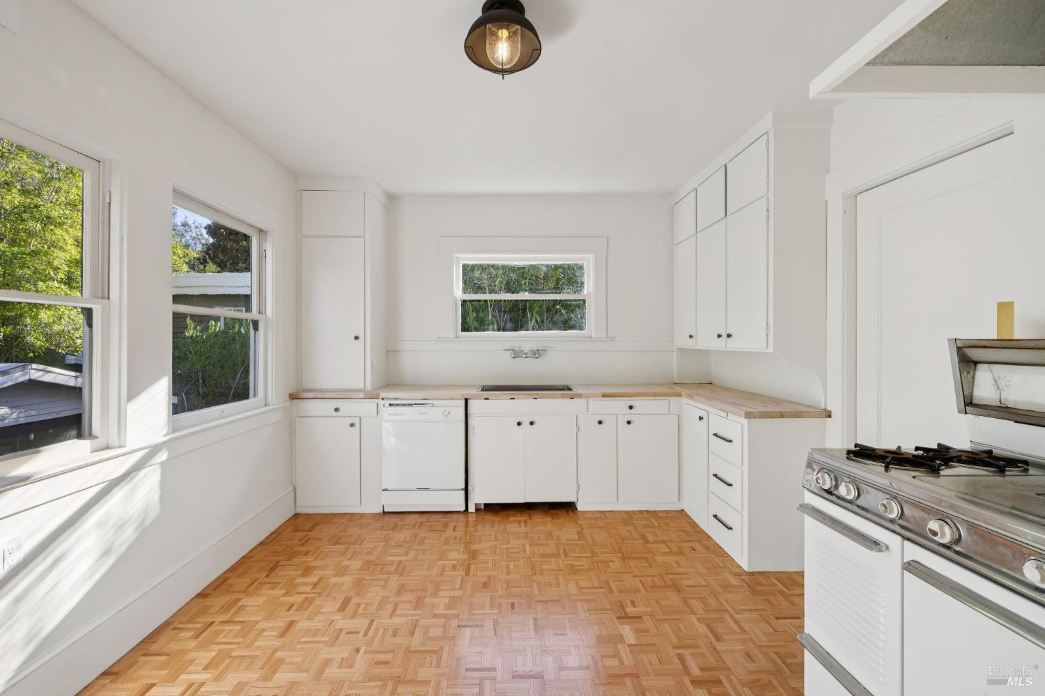 Detail Gallery Image 6 of 18 For 242 D St, San Rafael,  CA 94901 - 3 Beds | 2 Baths