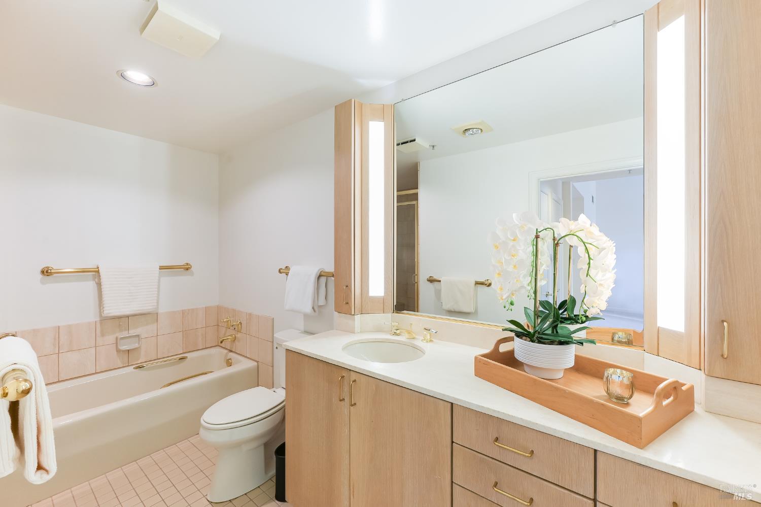 Detail Gallery Image 4 of 18 For 600 Deer Valley Rd 3e,  San Rafael,  CA 94903 - 1 Beds | 1 Baths