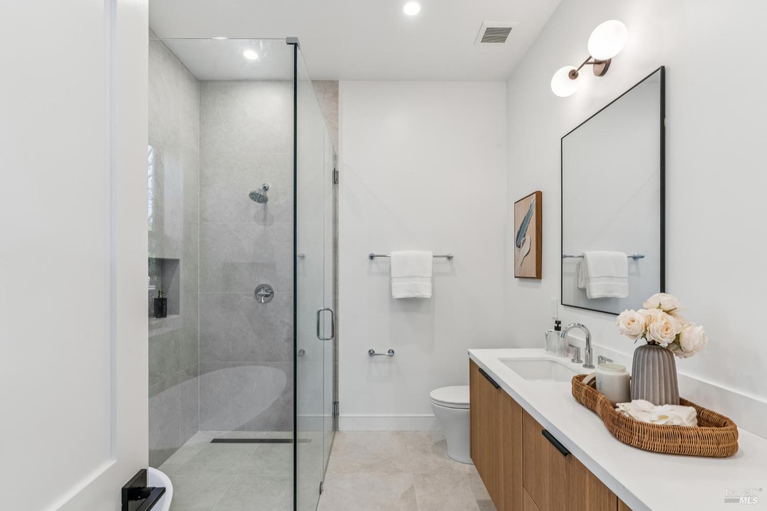 Detail Gallery Image 35 of 81 For 39 Strawberry Cir, Mill Valley,  CA 94941 - 4 Beds | 4 Baths