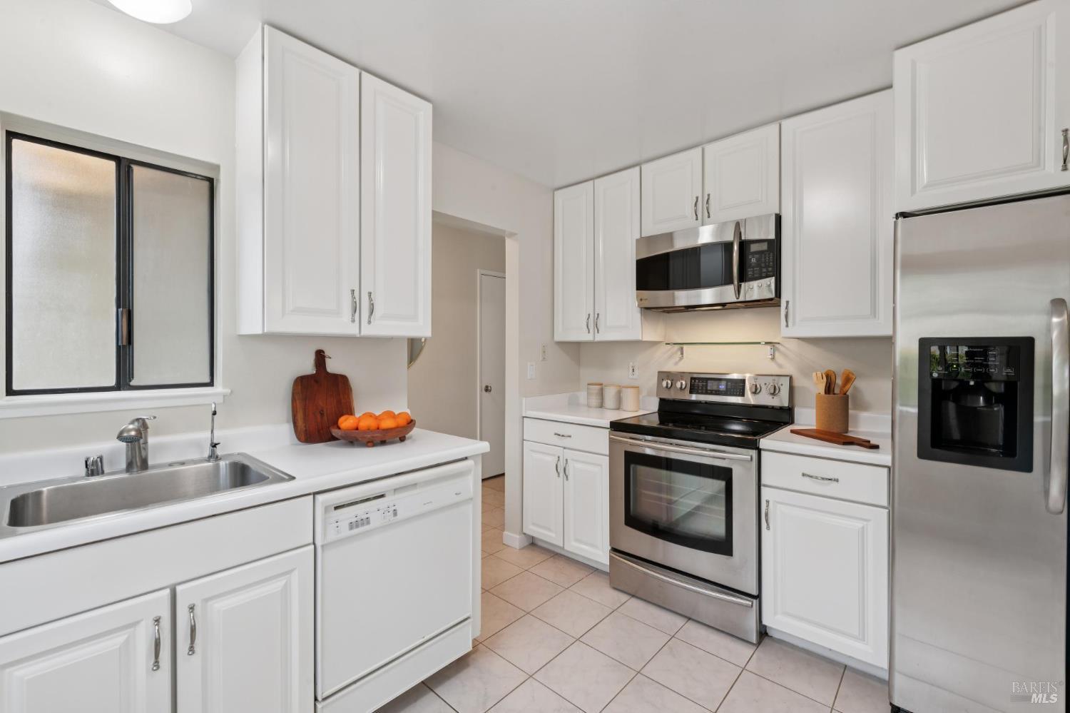 Detail Gallery Image 10 of 36 For 3 Fielding Cir, Mill Valley,  CA 94941 - 2 Beds | 2 Baths