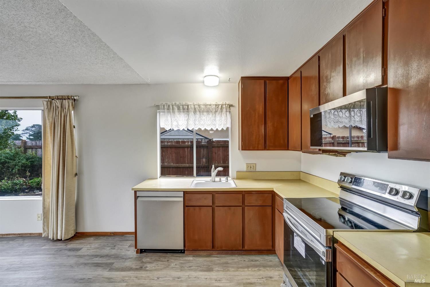 Detail Gallery Image 14 of 41 For 97 Carlisle Way, Benicia,  CA 94510 - 4 Beds | 3 Baths