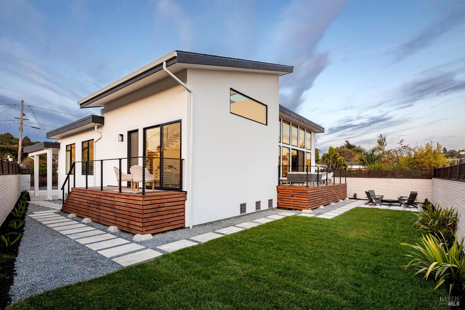 Detail Gallery Image 33 of 81 For 39 Strawberry Cir, Mill Valley,  CA 94941 - 4 Beds | 4 Baths