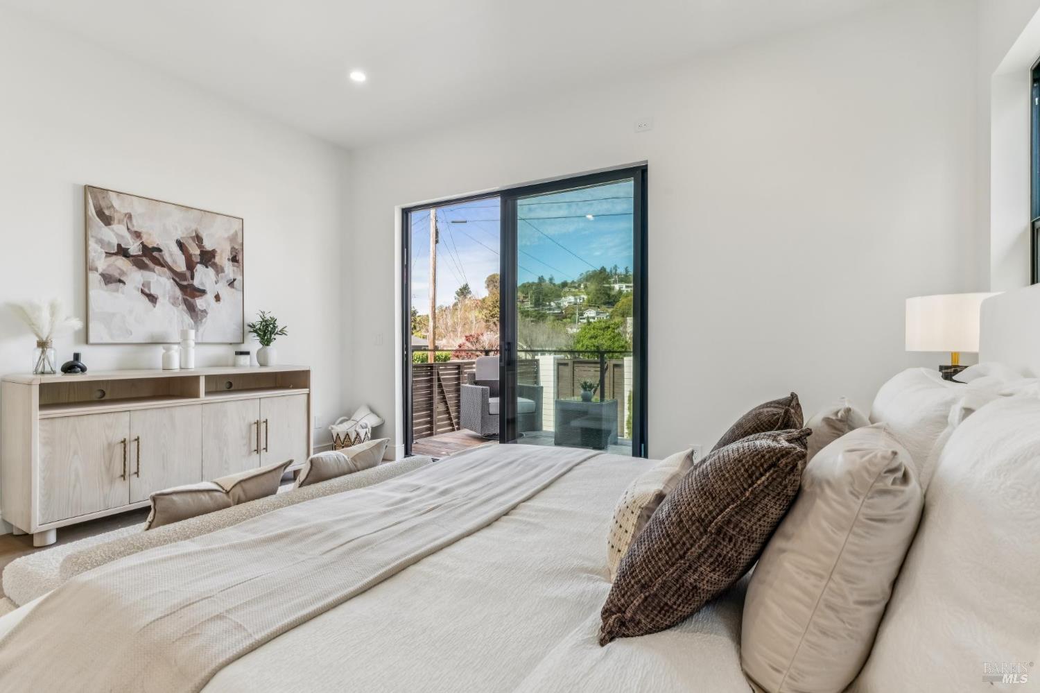 Detail Gallery Image 34 of 81 For 39 Strawberry Cir, Mill Valley,  CA 94941 - 4 Beds | 4 Baths