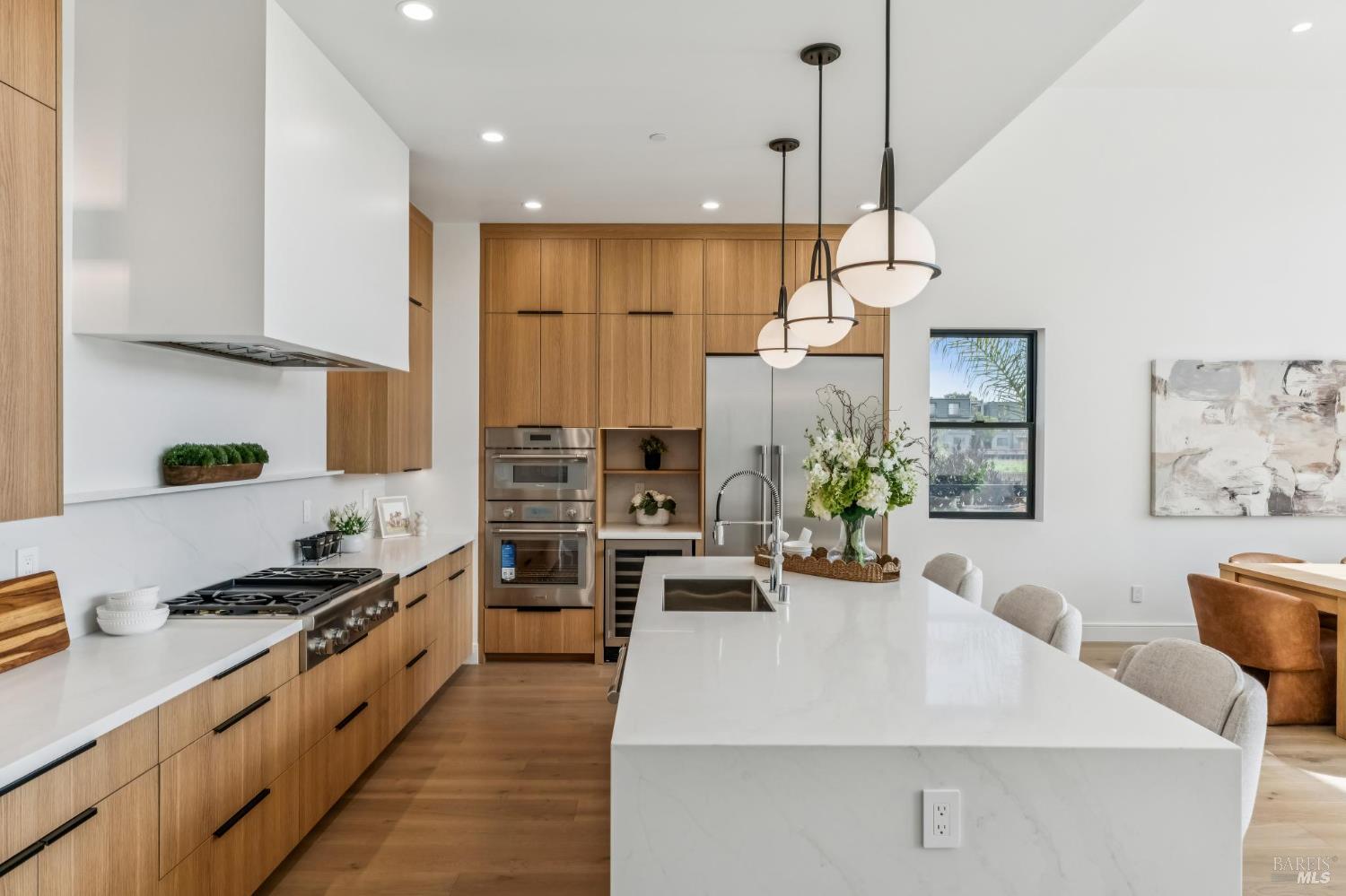 Detail Gallery Image 12 of 81 For 39 Strawberry Cir, Mill Valley,  CA 94941 - 4 Beds | 4 Baths