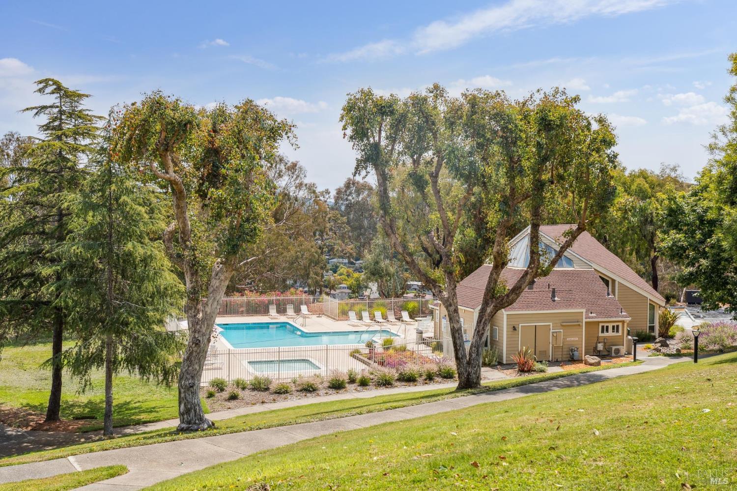 Detail Gallery Image 24 of 36 For 3 Fielding Cir, Mill Valley,  CA 94941 - 2 Beds | 2 Baths