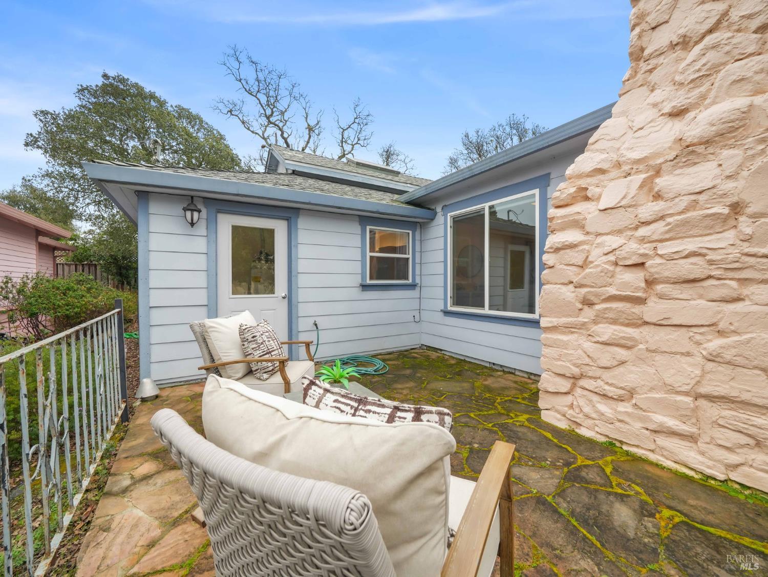 Detail Gallery Image 6 of 27 For 16 Cherry Hill Ln, Novato,  CA 94945 - 2 Beds | 2 Baths