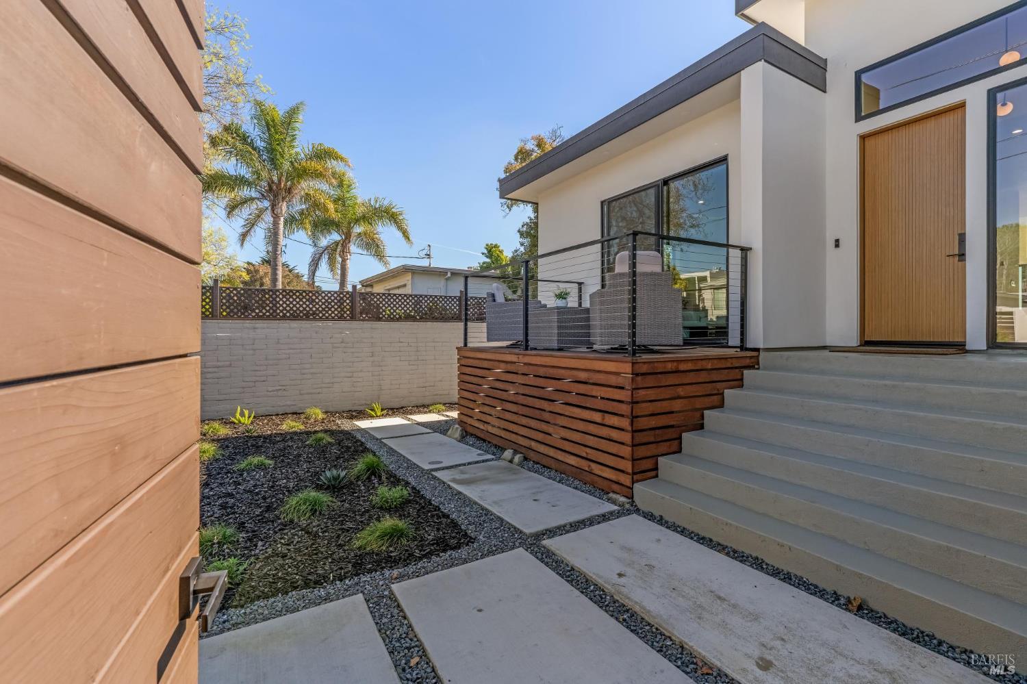 Detail Gallery Image 7 of 81 For 39 Strawberry Cir, Mill Valley,  CA 94941 - 4 Beds | 4 Baths