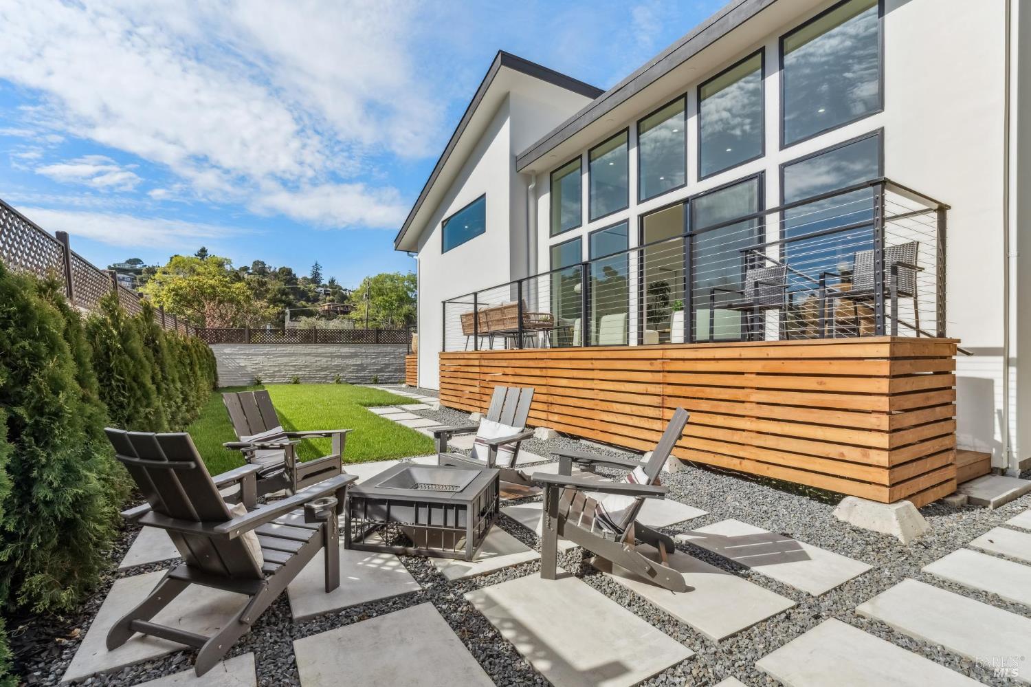 Detail Gallery Image 30 of 81 For 39 Strawberry Cir, Mill Valley,  CA 94941 - 4 Beds | 4 Baths