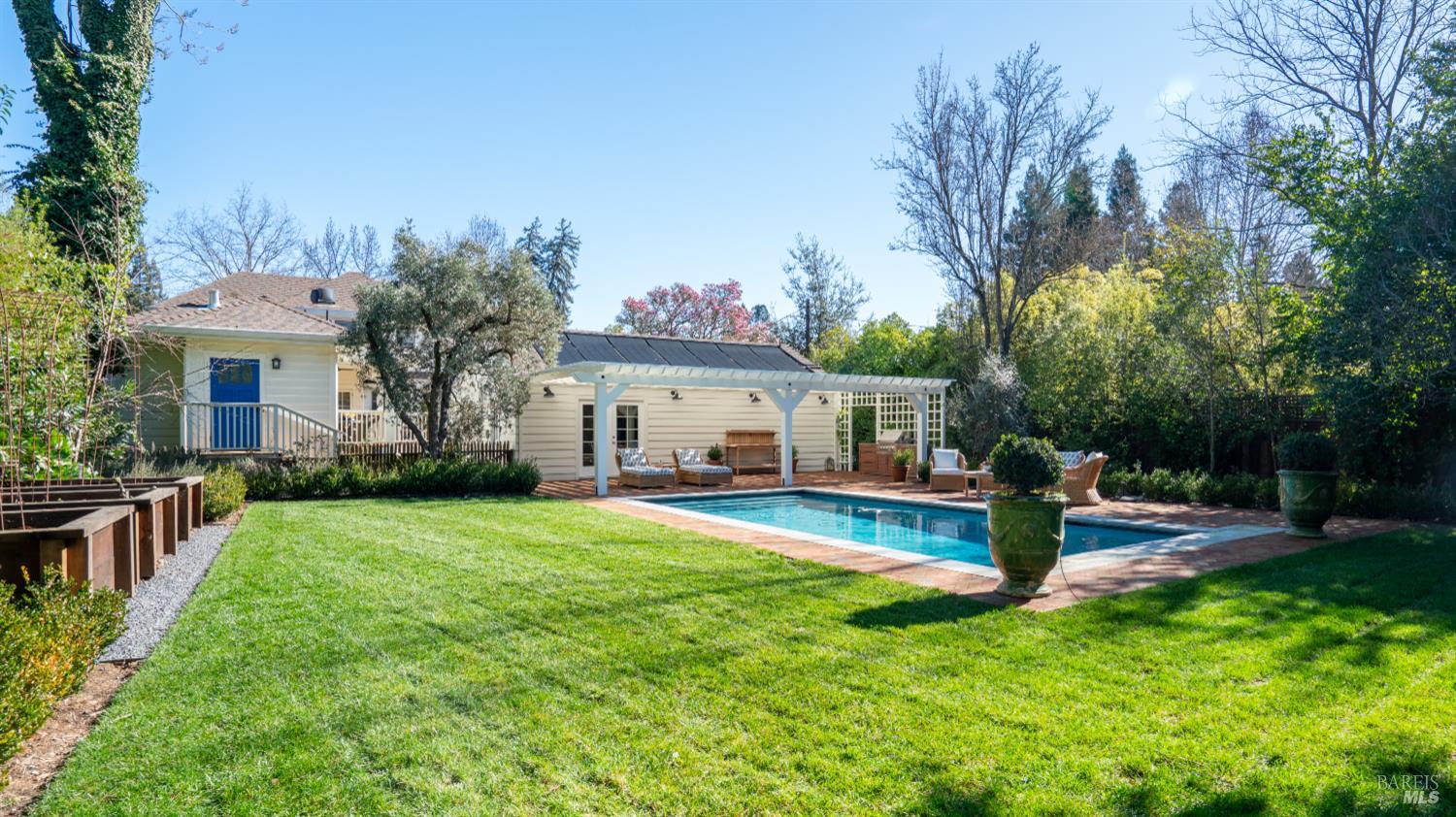 Detail Gallery Image 28 of 30 For 699 Grove St, Healdsburg,  CA 95448 - 4 Beds | 3 Baths