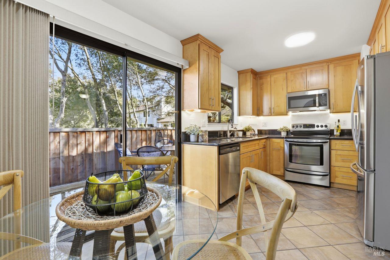 Detail Gallery Image 3 of 33 For 68 Village Cir, San Rafael,  CA 94903 - 2 Beds | 2 Baths