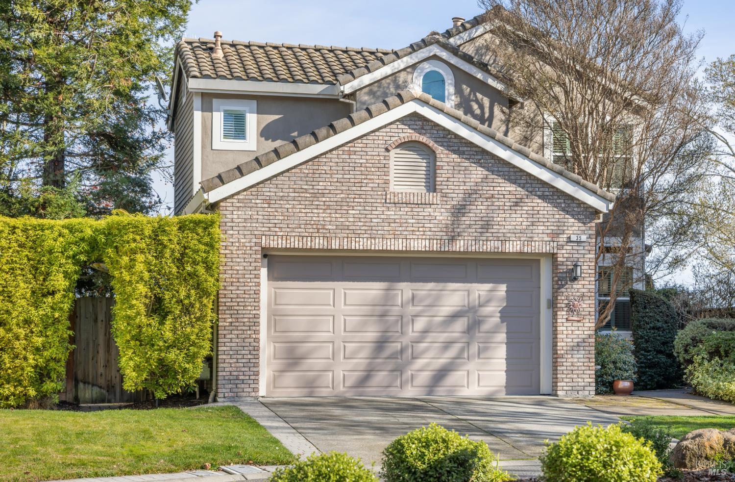 Detail Gallery Image 3 of 46 For 35 Princeville Ct, Petaluma,  CA 94954 - 4 Beds | 3 Baths