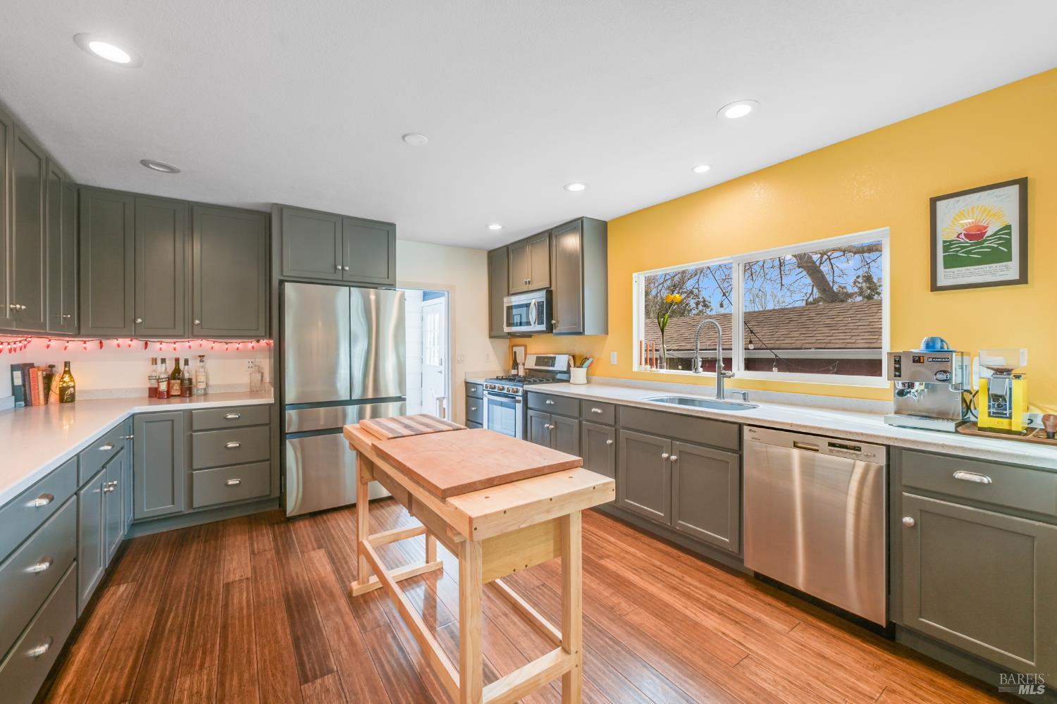 Detail Gallery Image 6 of 47 For 2103 Bodega Ave, Petaluma,  CA 94952 - 3 Beds | 2 Baths