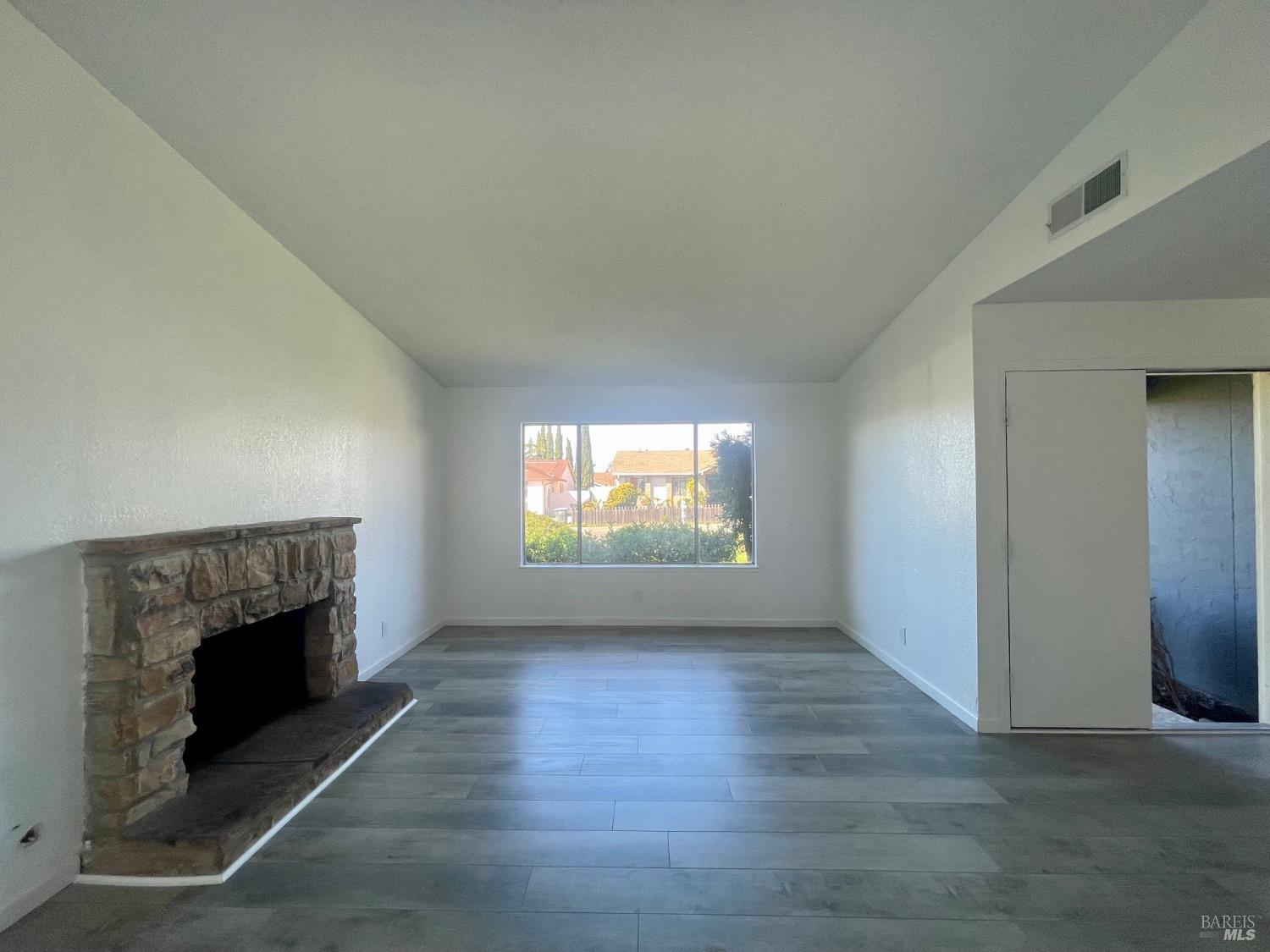 Detail Gallery Image 5 of 31 For 464 Evelyn Cir, Vallejo,  CA 94589 - 4 Beds | 2 Baths