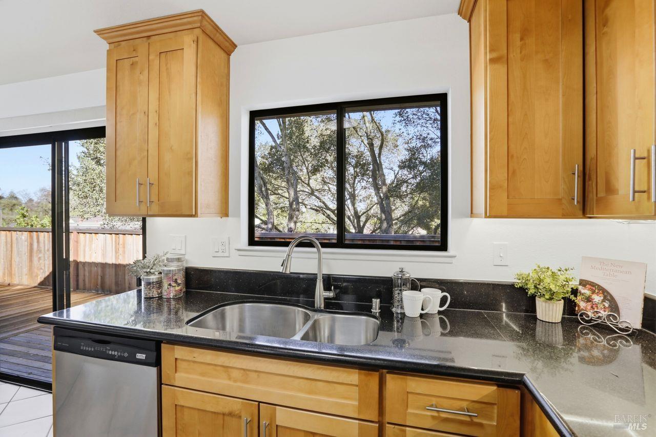 Detail Gallery Image 4 of 33 For 68 Village Cir, San Rafael,  CA 94903 - 2 Beds | 2 Baths