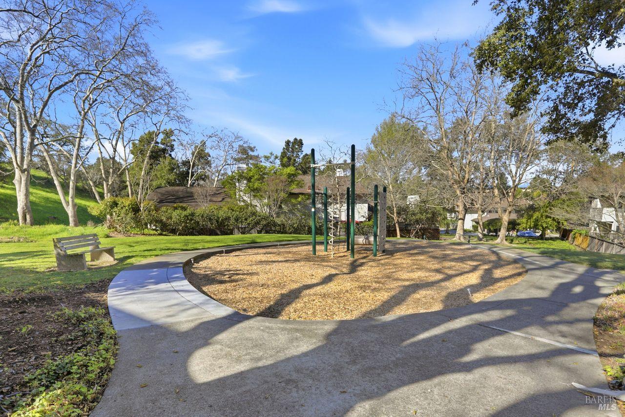 Detail Gallery Image 30 of 33 For 68 Village Cir, San Rafael,  CA 94903 - 2 Beds | 2 Baths