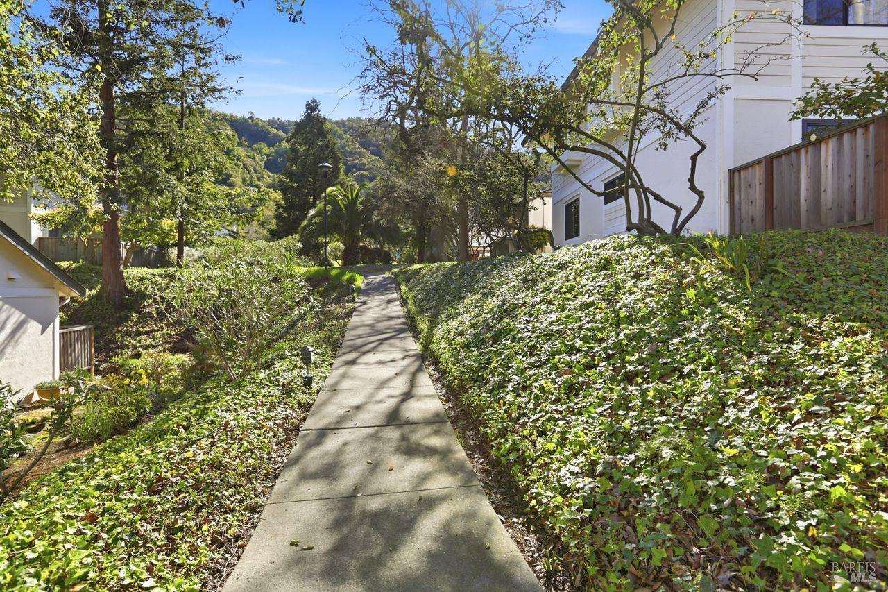 Detail Gallery Image 32 of 33 For 68 Village Cir, San Rafael,  CA 94903 - 2 Beds | 2 Baths