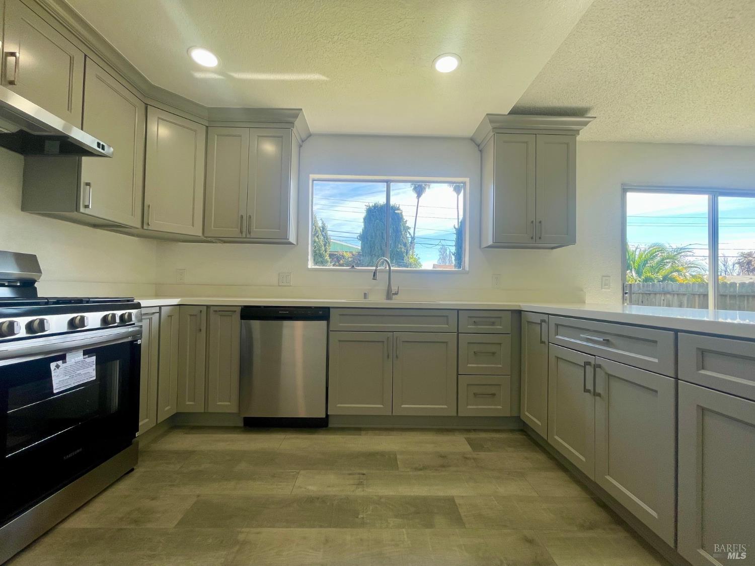 Detail Gallery Image 6 of 31 For 464 Evelyn Cir, Vallejo,  CA 94589 - 4 Beds | 2 Baths