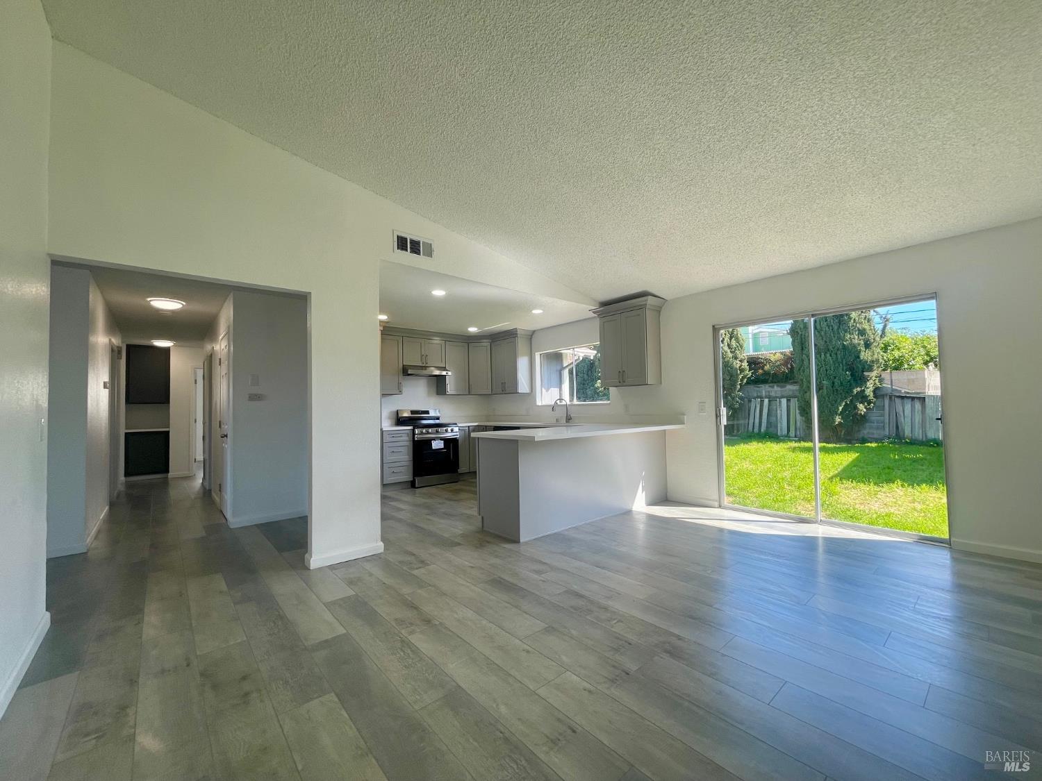 Detail Gallery Image 14 of 31 For 464 Evelyn Cir, Vallejo,  CA 94589 - 4 Beds | 2 Baths