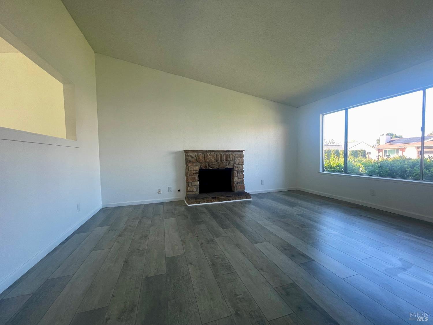 Detail Gallery Image 3 of 31 For 464 Evelyn Cir, Vallejo,  CA 94589 - 4 Beds | 2 Baths