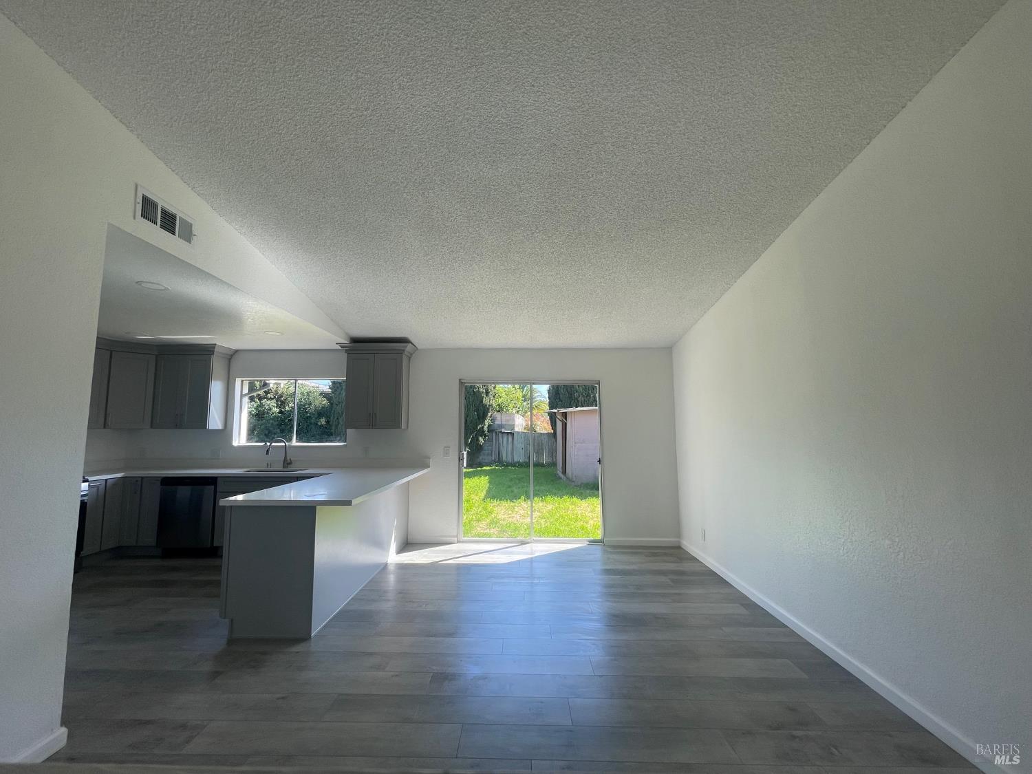 Detail Gallery Image 10 of 31 For 464 Evelyn Cir, Vallejo,  CA 94589 - 4 Beds | 2 Baths