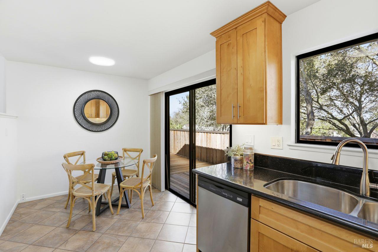 Detail Gallery Image 5 of 33 For 68 Village Cir, San Rafael,  CA 94903 - 2 Beds | 2 Baths