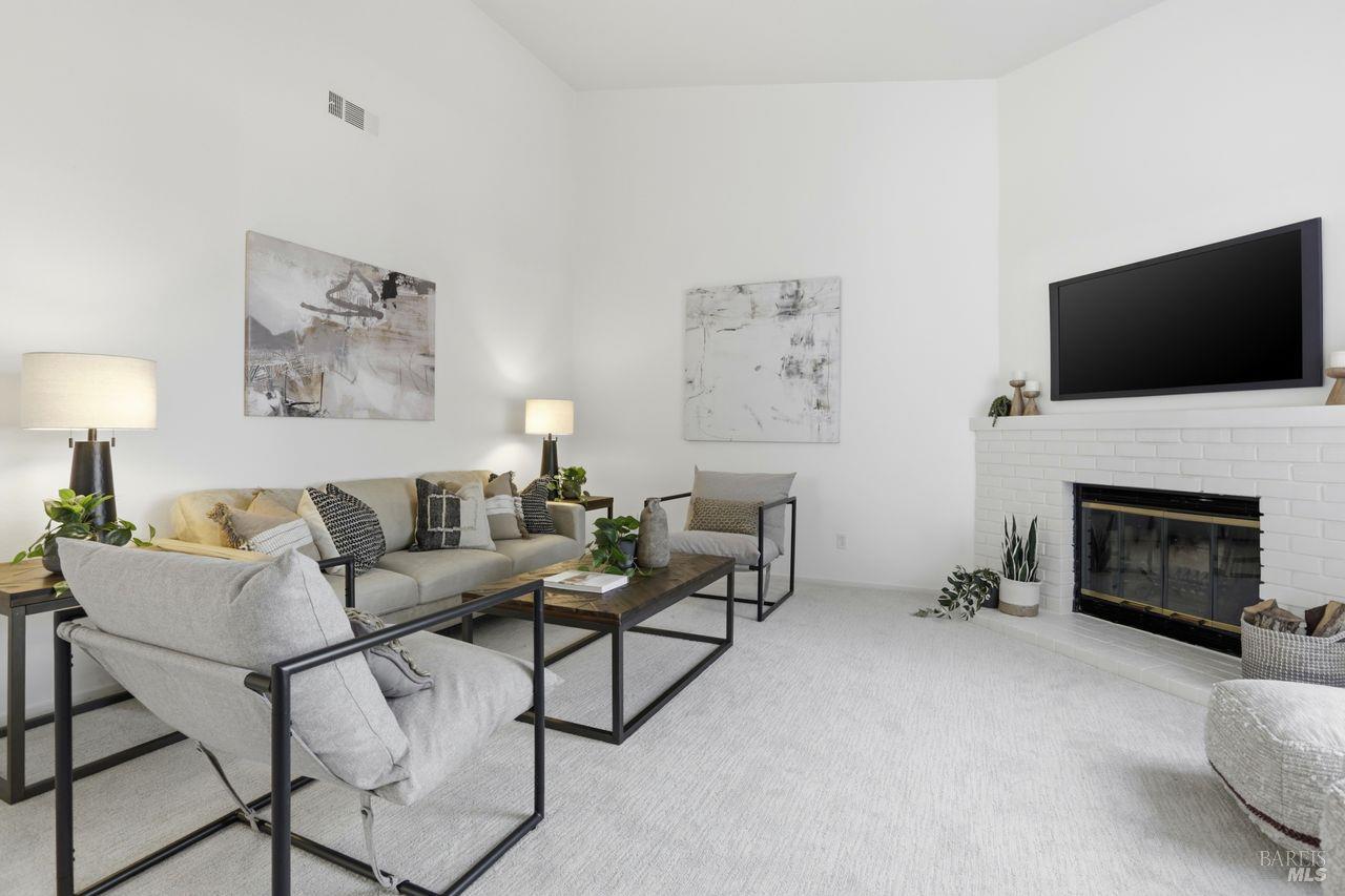 Detail Gallery Image 2 of 33 For 68 Village Cir, San Rafael,  CA 94903 - 2 Beds | 2 Baths