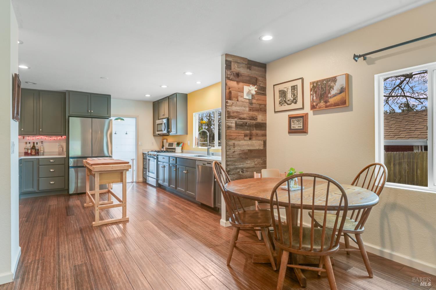 Detail Gallery Image 9 of 47 For 2103 Bodega Ave, Petaluma,  CA 94952 - 3 Beds | 2 Baths