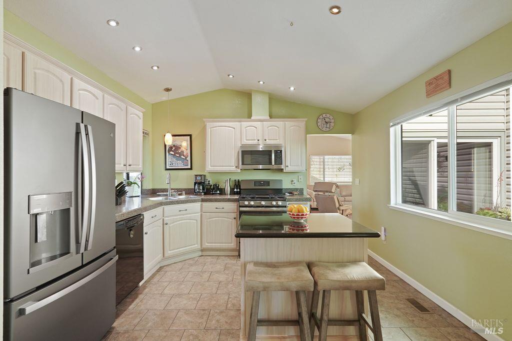 Detail Gallery Image 11 of 46 For 1000 Topsail Dr, Vallejo,  CA 94591 - 4 Beds | 2 Baths