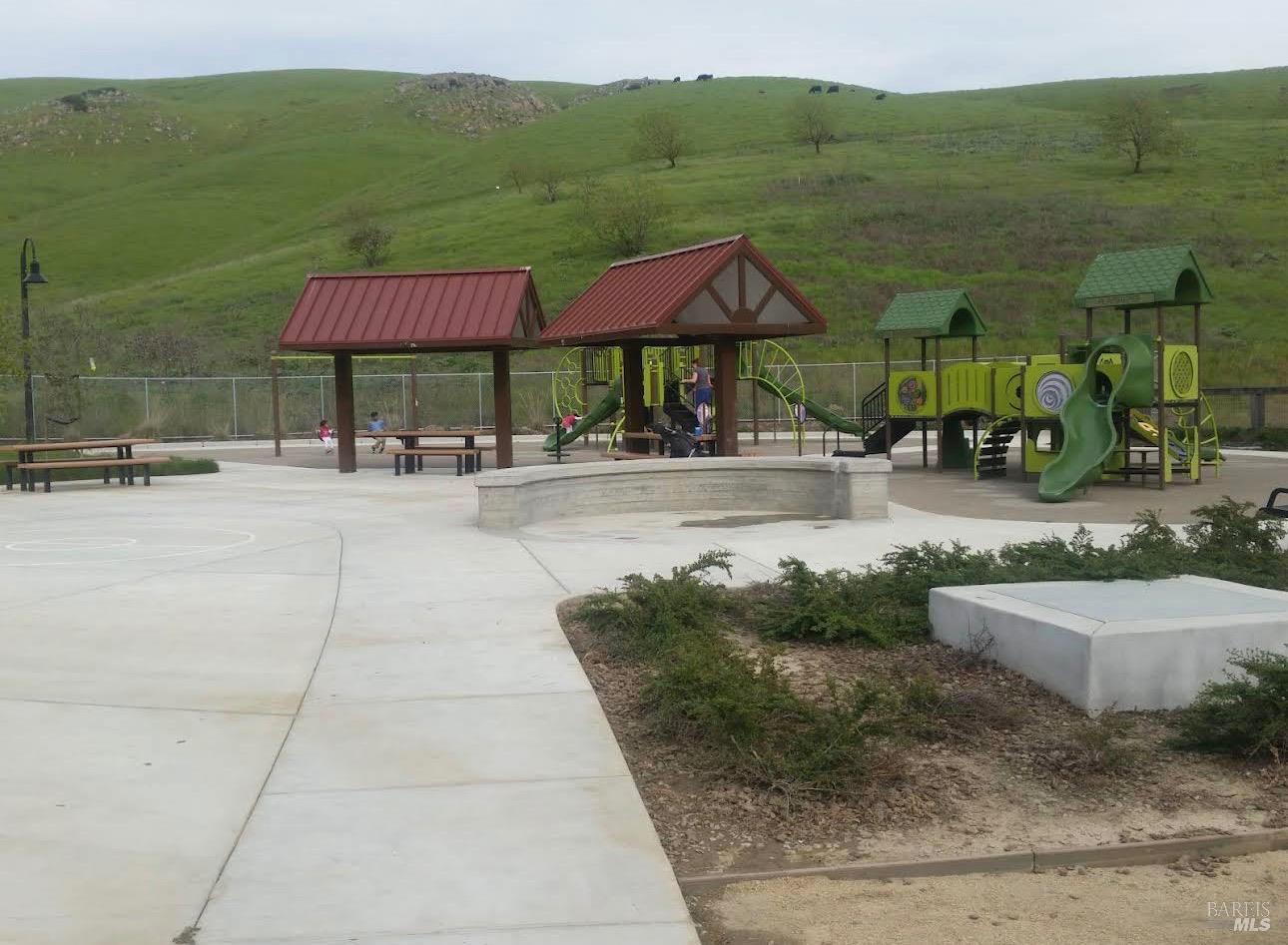 Detail Gallery Image 52 of 57 For 7280 Willow Creek Cir, Vallejo,  CA 94591 - 4 Beds | 2/1 Baths