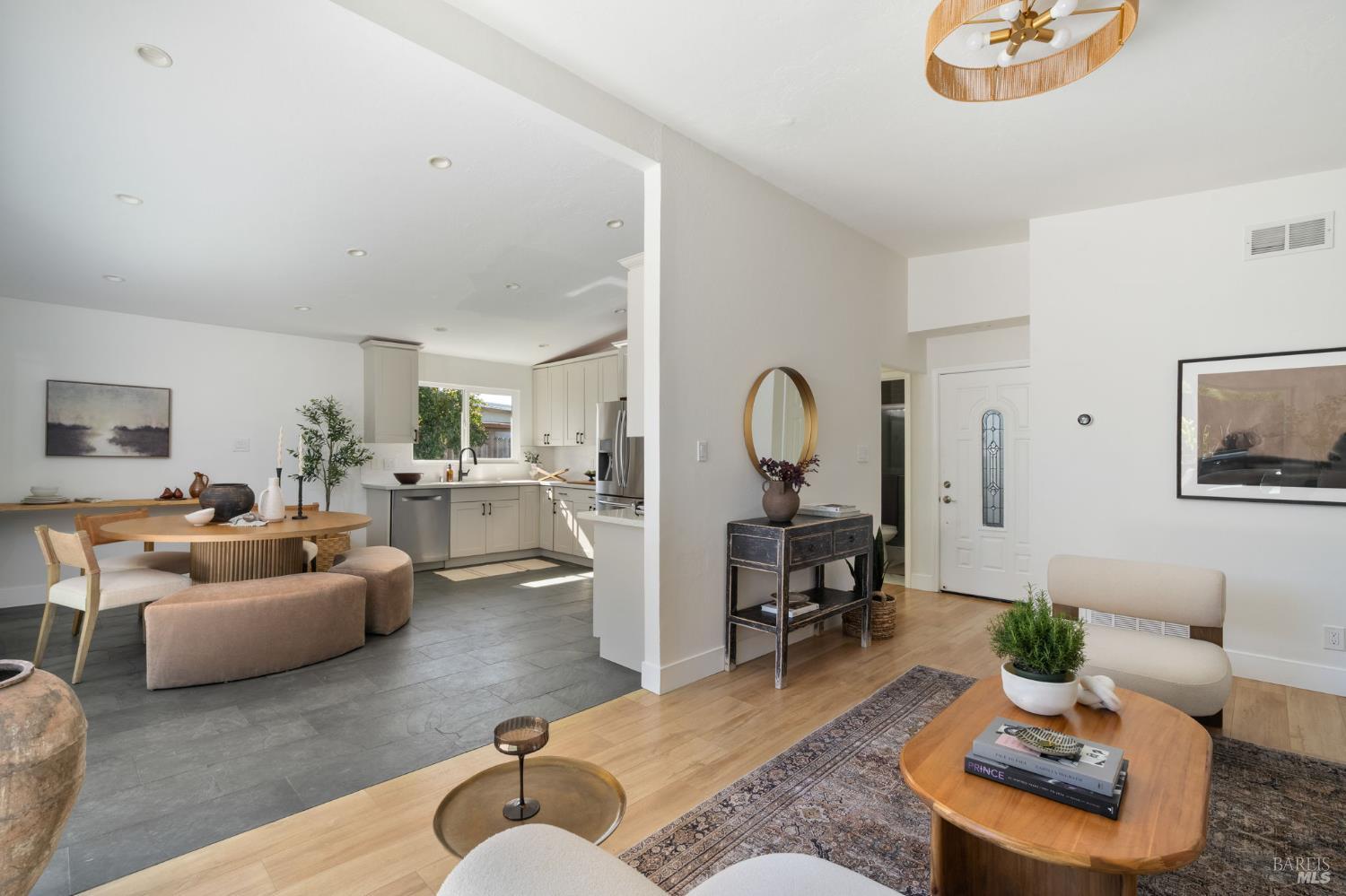 Detail Gallery Image 4 of 20 For 826 Vendola Dr, San Rafael,  CA 94903 - 4 Beds | 2 Baths