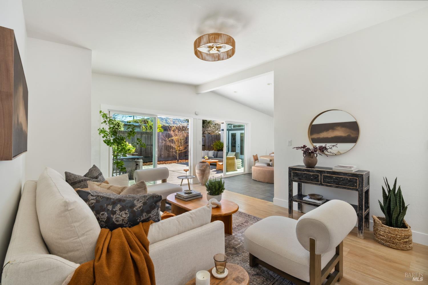 Detail Gallery Image 3 of 20 For 826 Vendola Dr, San Rafael,  CA 94903 - 4 Beds | 2 Baths