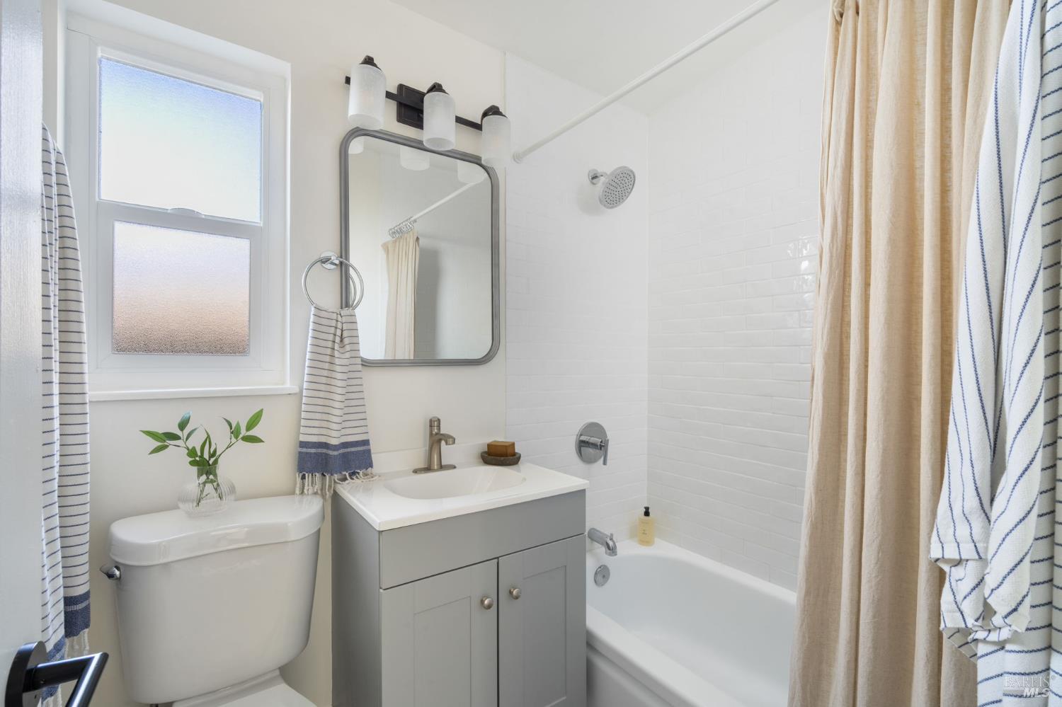 Detail Gallery Image 11 of 20 For 826 Vendola Dr, San Rafael,  CA 94903 - 4 Beds | 2 Baths