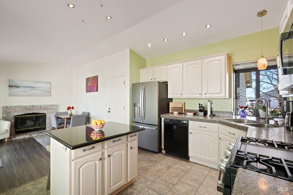 Detail Gallery Image 13 of 46 For 1000 Topsail Dr, Vallejo,  CA 94591 - 4 Beds | 2 Baths