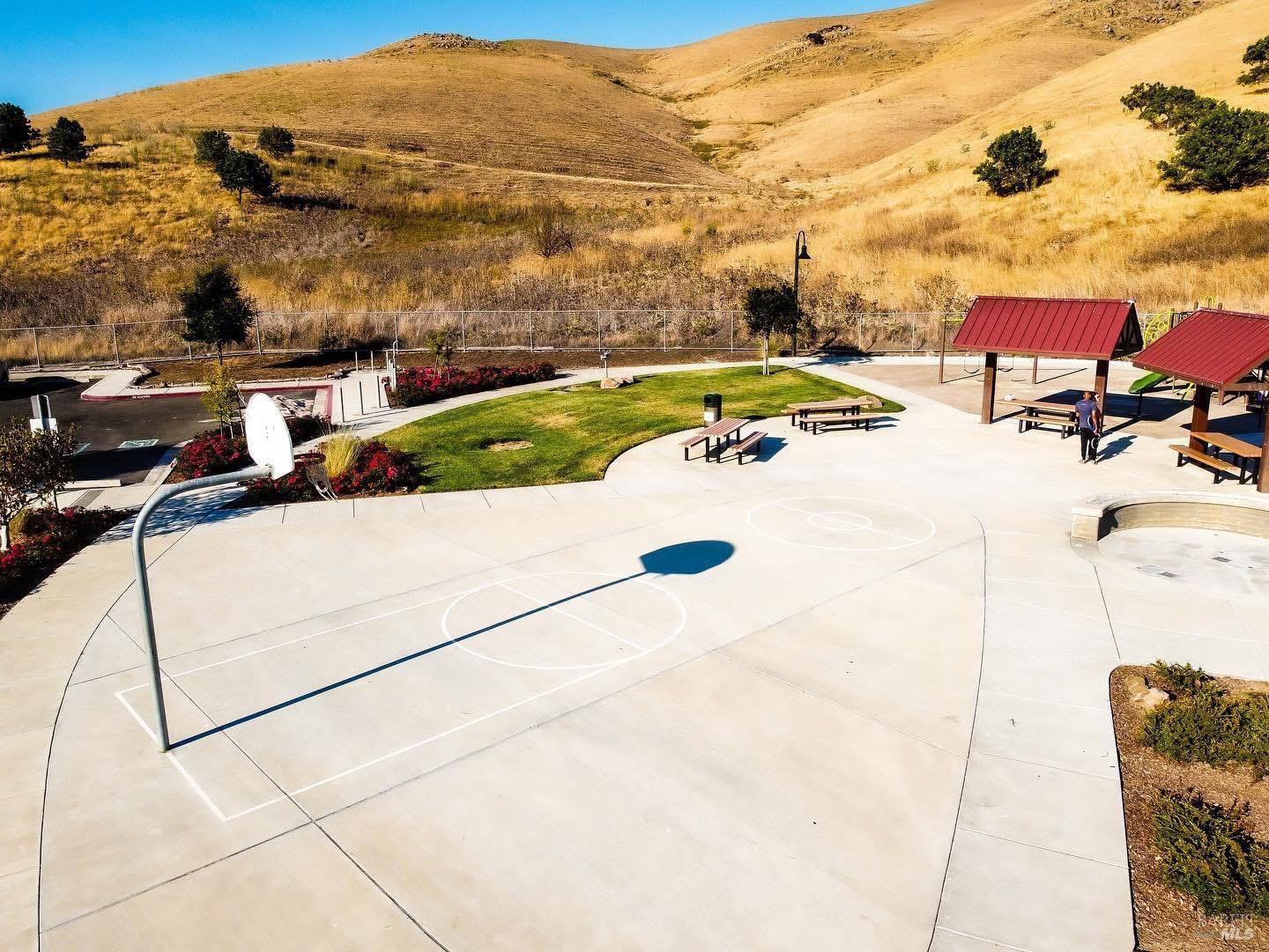 Detail Gallery Image 50 of 57 For 7280 Willow Creek Cir, Vallejo,  CA 94591 - 4 Beds | 2/1 Baths