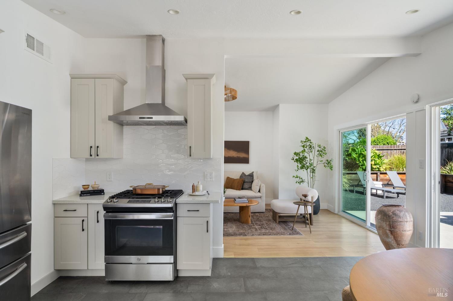 Detail Gallery Image 7 of 20 For 826 Vendola Dr, San Rafael,  CA 94903 - 4 Beds | 2 Baths