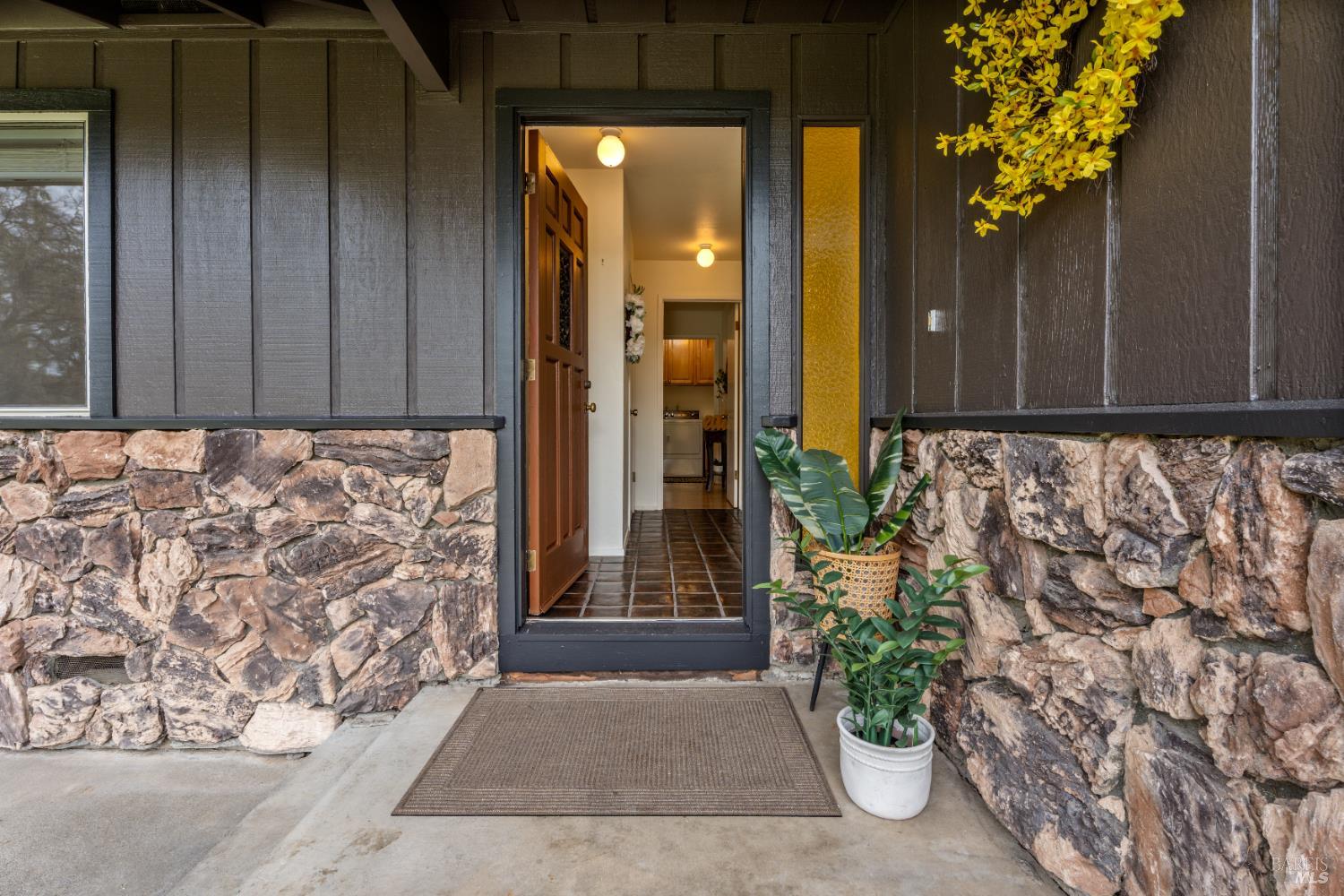 Detail Gallery Image 2 of 30 For 1261 Deerwood Dr, Ukiah,  CA 95482 - 4 Beds | 3 Baths