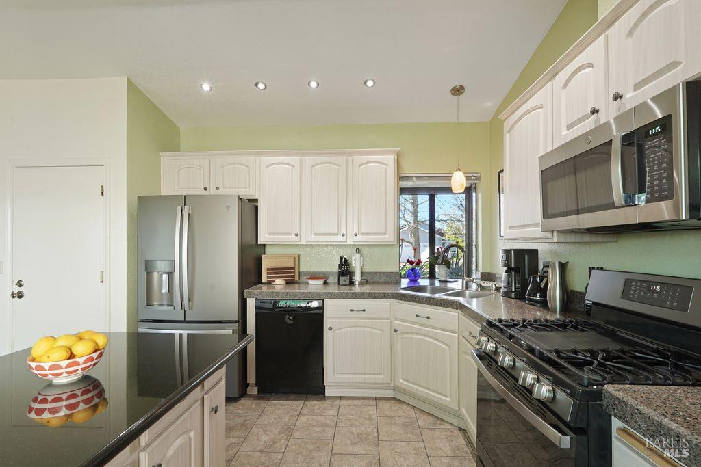 Detail Gallery Image 12 of 46 For 1000 Topsail Dr, Vallejo,  CA 94591 - 4 Beds | 2 Baths