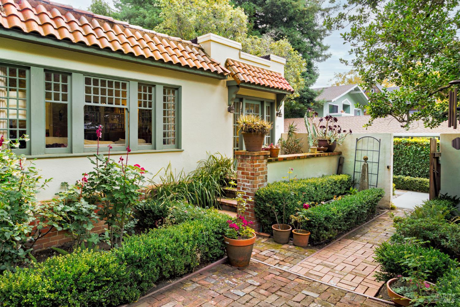 Detail Gallery Image 2 of 34 For 177 Miller Ave, Mill Valley,  CA 94941 - 2 Beds | 2 Baths