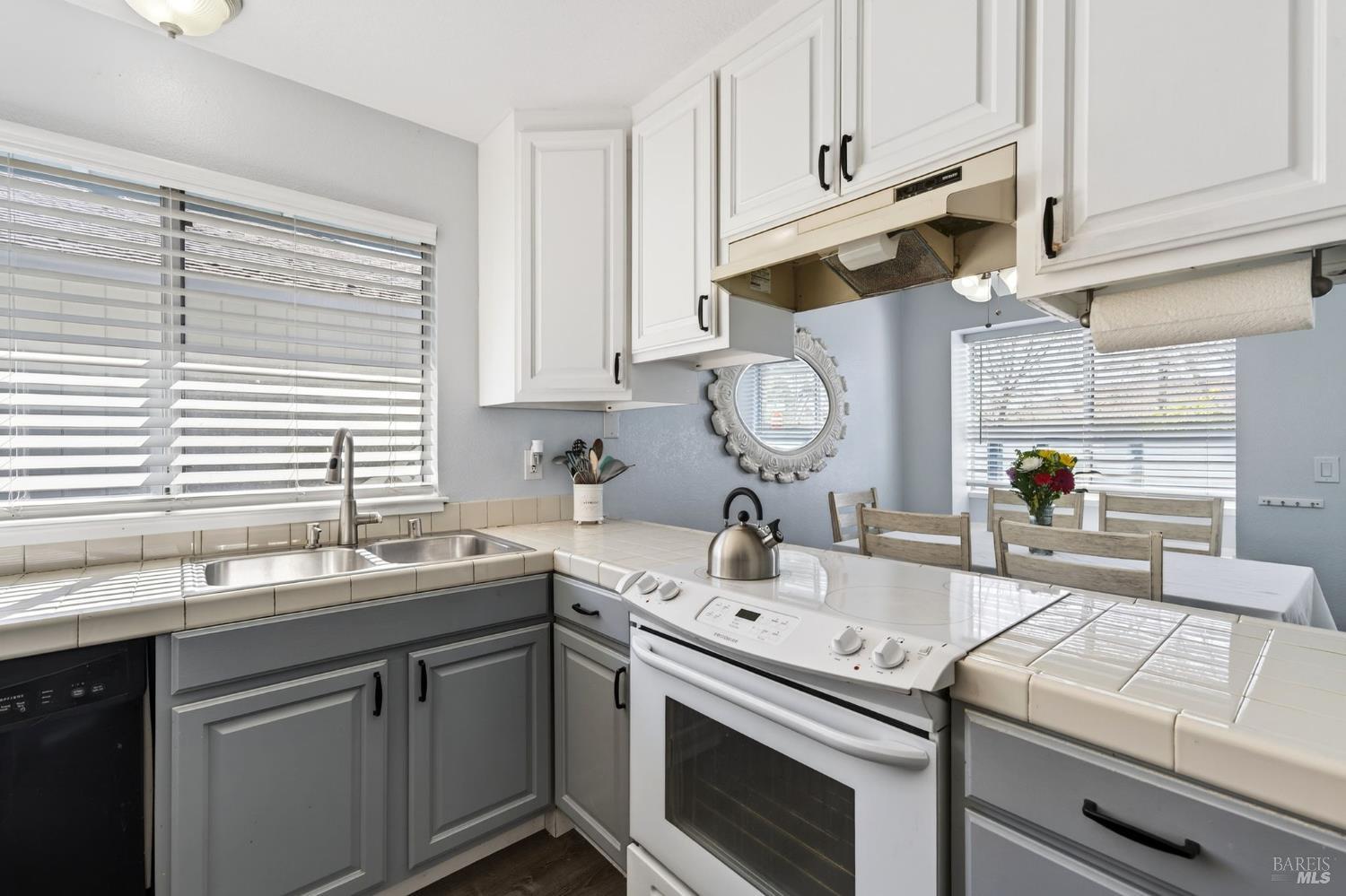 Detail Gallery Image 2 of 27 For 1936 Genoa Pl, Santa Rosa,  CA 95403 - 3 Beds | 2 Baths