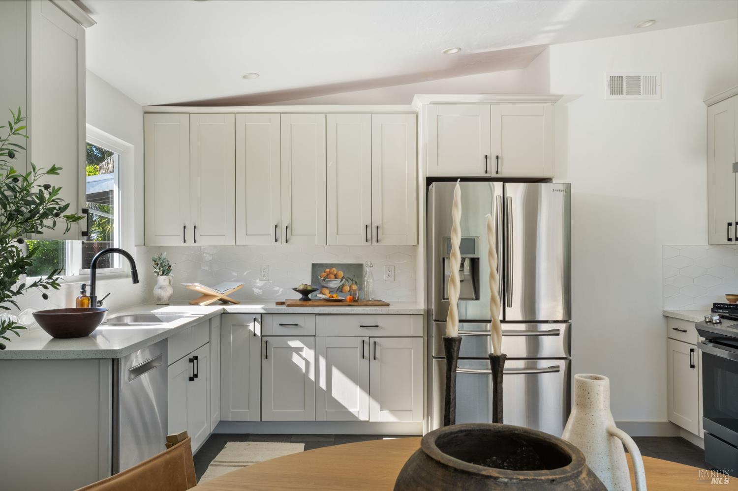 Detail Gallery Image 6 of 20 For 826 Vendola Dr, San Rafael,  CA 94903 - 4 Beds | 2 Baths