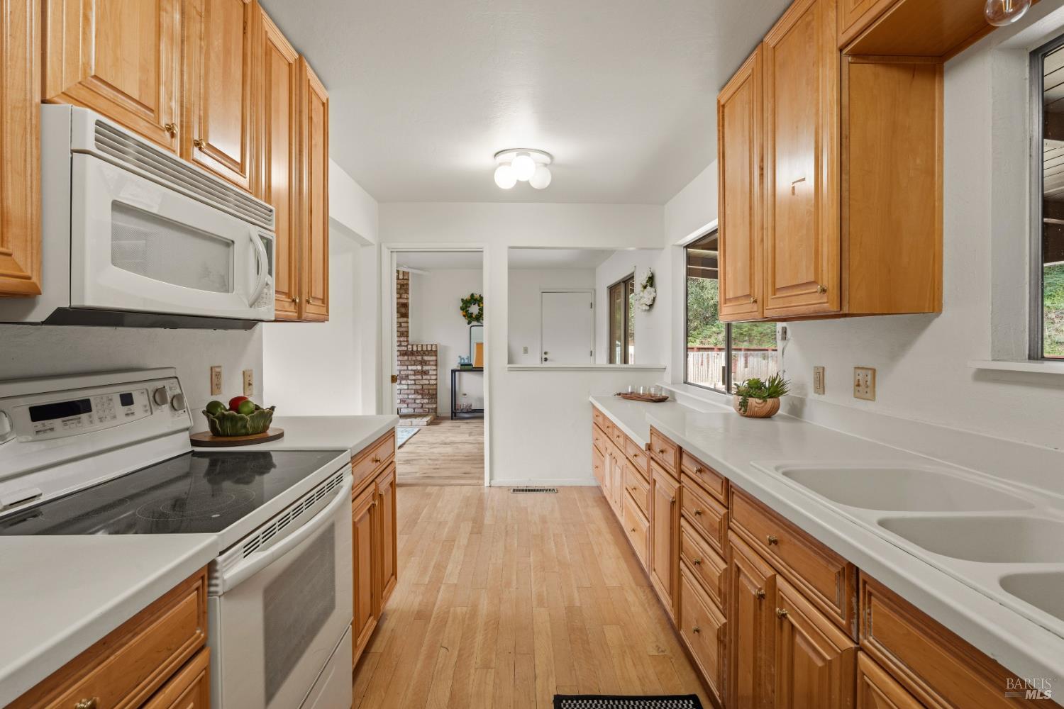 Detail Gallery Image 8 of 30 For 1261 Deerwood Dr, Ukiah,  CA 95482 - 4 Beds | 3 Baths