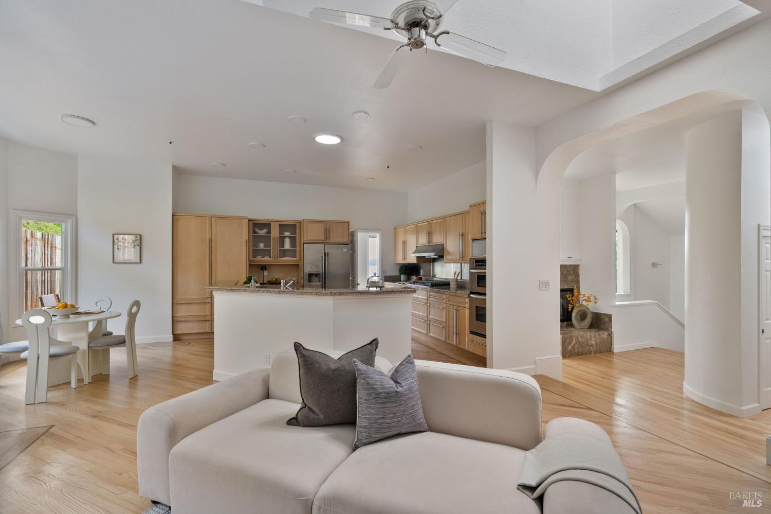 Detail Gallery Image 15 of 48 For 174 Main Dr, San Rafael,  CA 94901 - 5 Beds | 2/2 Baths