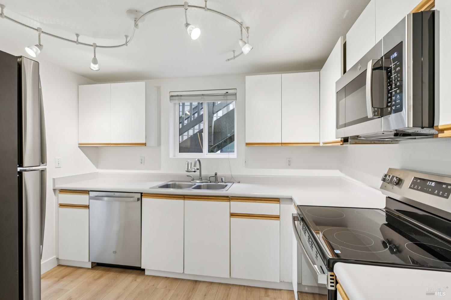 Detail Gallery Image 9 of 23 For 589 Mission Blvd, Santa Rosa,  CA 95409 - 2 Beds | 2 Baths