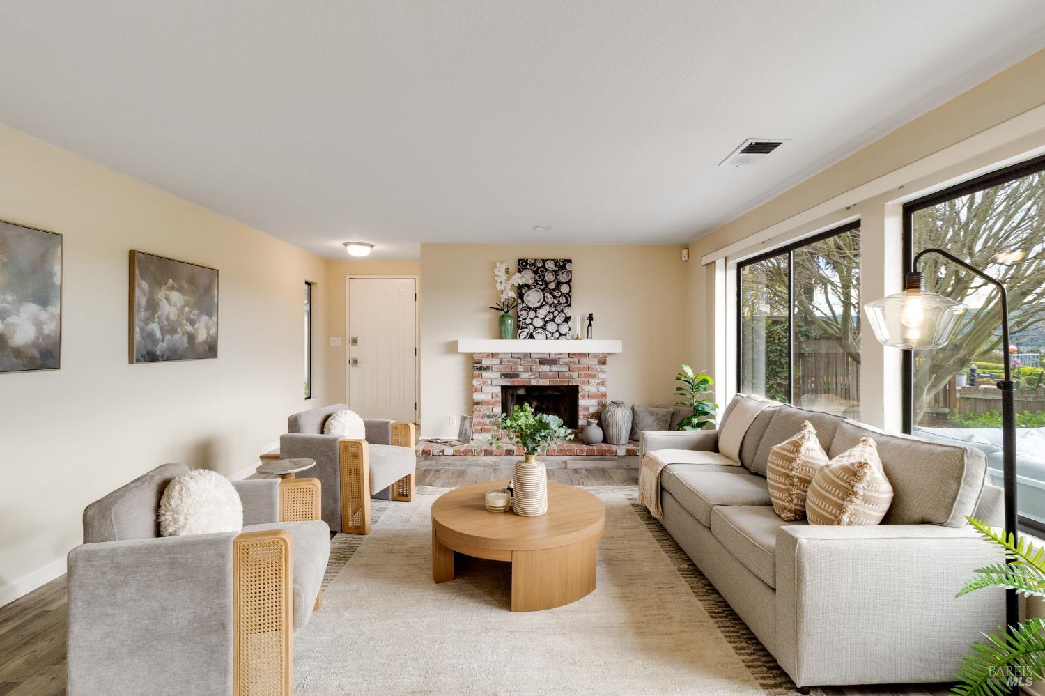 Detail Gallery Image 5 of 48 For 1474 London Cir, Benicia,  CA 94510 - 2 Beds | 2 Baths