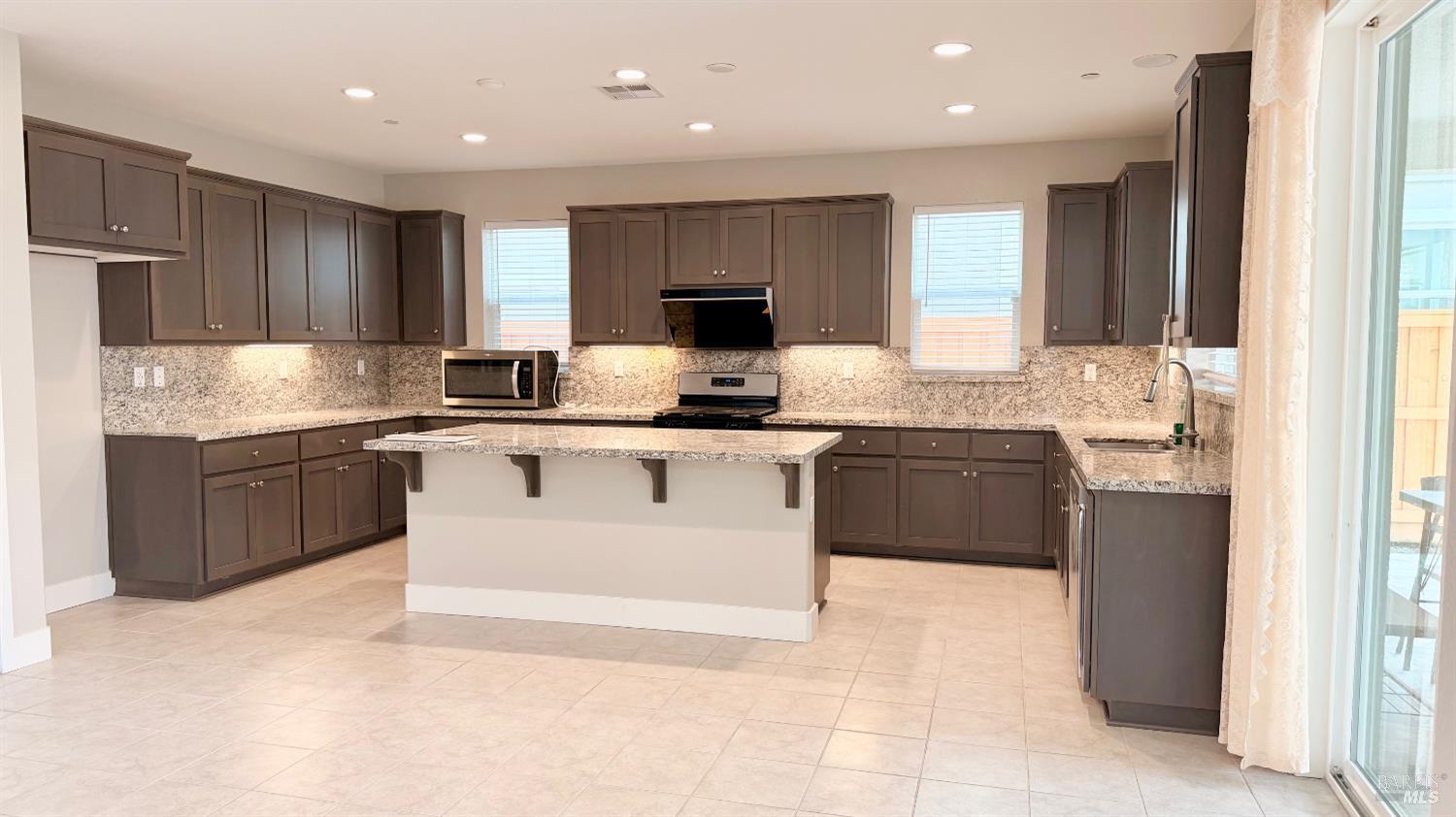 Detail Gallery Image 11 of 49 For 1548 Nightfall Ln, Fairfield,  CA 94533 - 5 Beds | 4 Baths