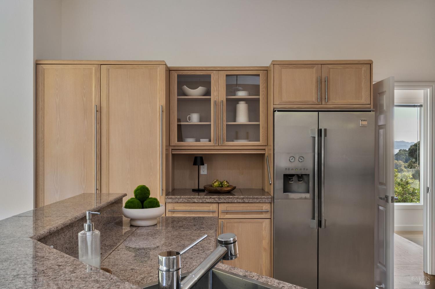 Detail Gallery Image 7 of 48 For 174 Main Dr, San Rafael,  CA 94901 - 5 Beds | 2/2 Baths