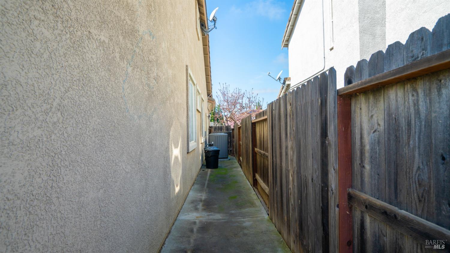 Detail Gallery Image 37 of 62 For 1803 Sanger Peak Way, Antioch,  CA 94531 - 4 Beds | 2/1 Baths