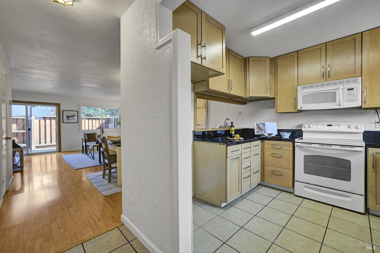 Detail Gallery Image 4 of 33 For 735 Racquet Club Cir, Rohnert Park,  CA 94928 - 2 Beds | 1/1 Baths