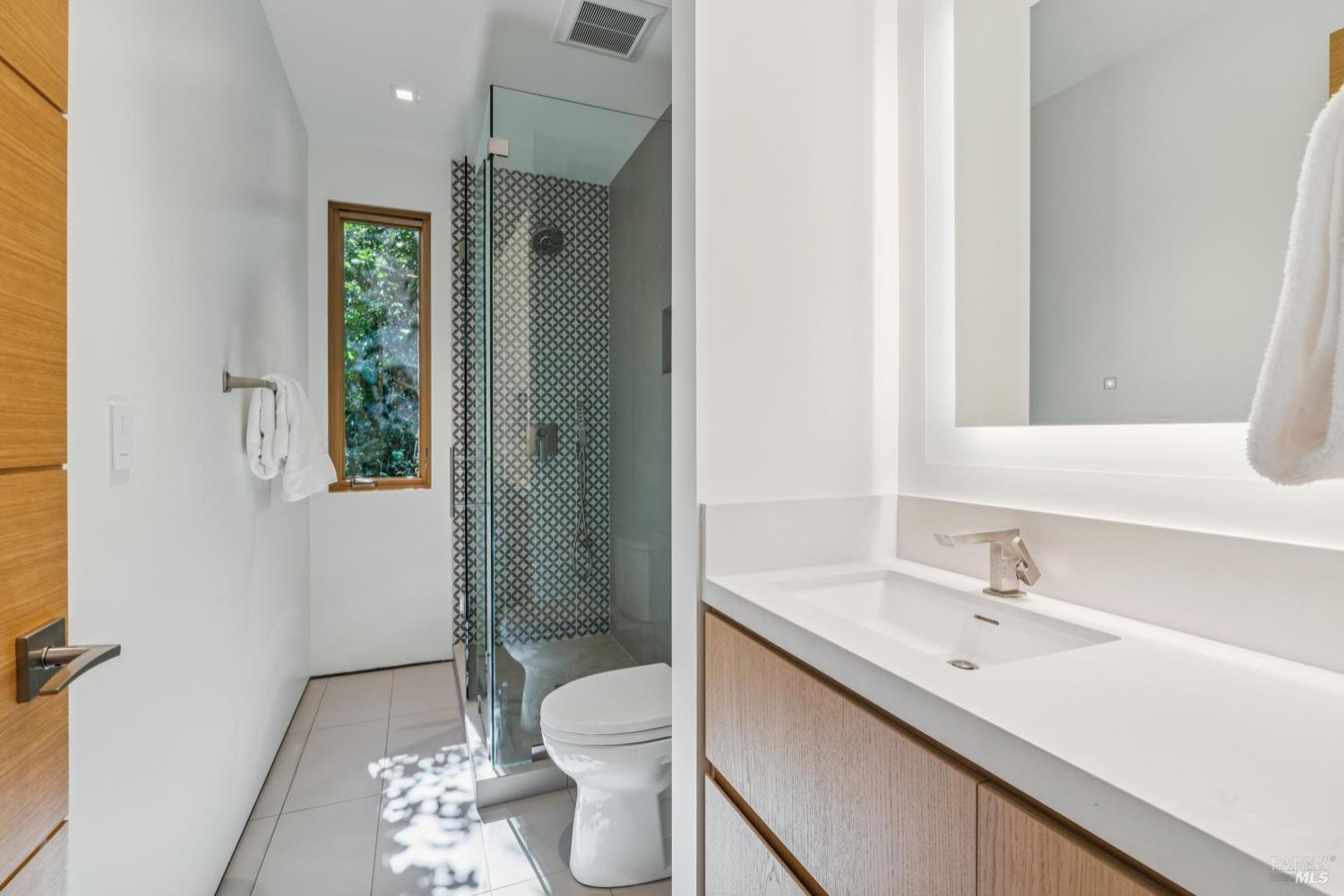 Detail Gallery Image 37 of 43 For 2 Upper Alcatraz Pl, Mill Valley,  CA 94941 - 5 Beds | 5/1 Baths